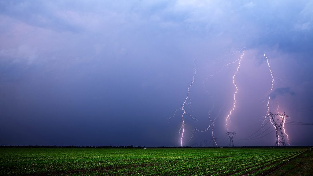 Gewitter-ueber-einem-Feld-1024x576